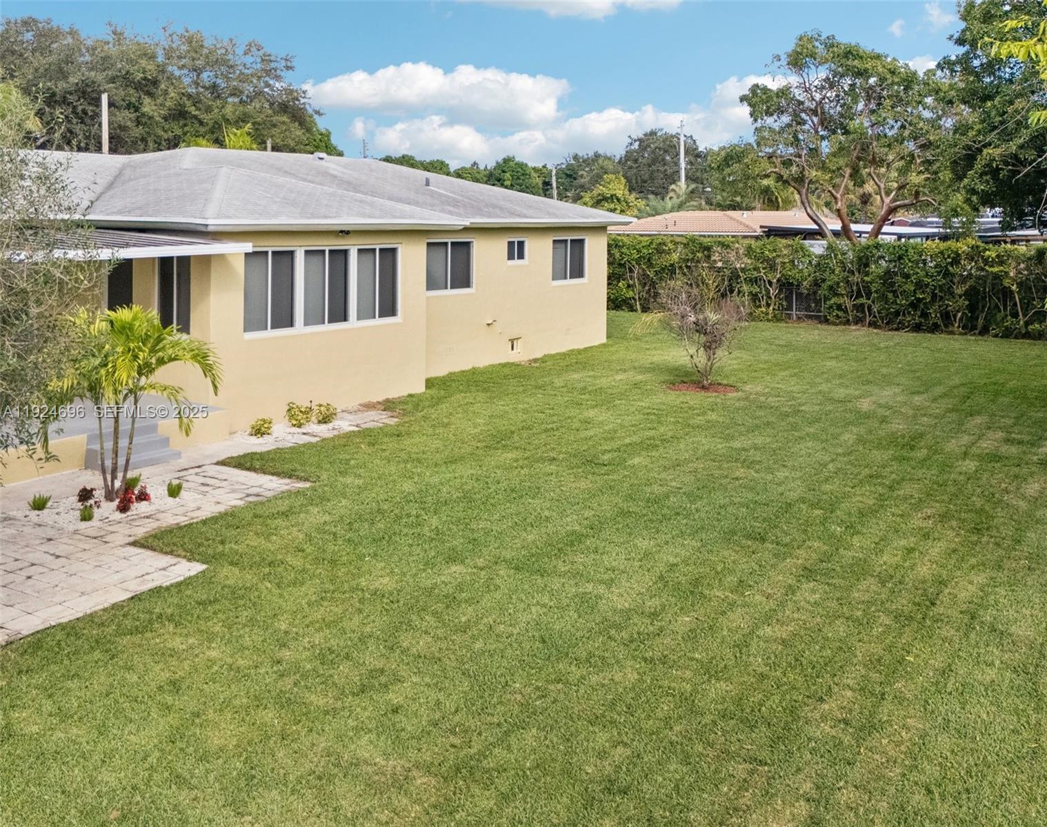 140 NE 161st St Miami, FL 33162