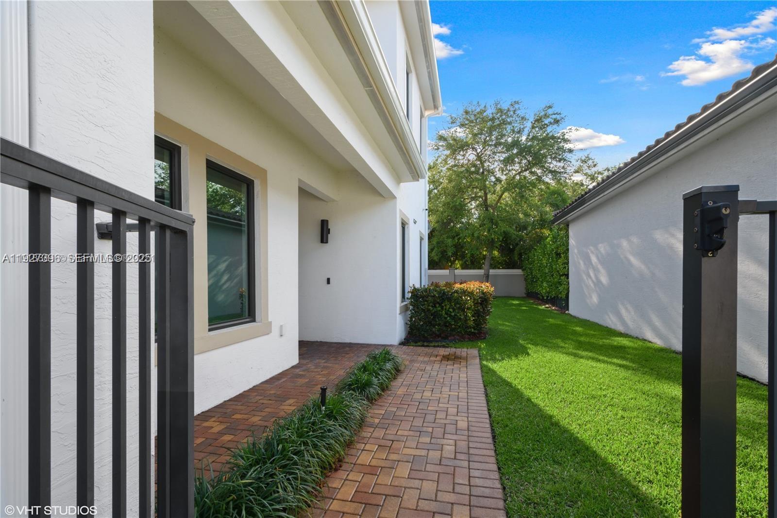 5883 W Brookfield Cir W Hollywood, FL 33312