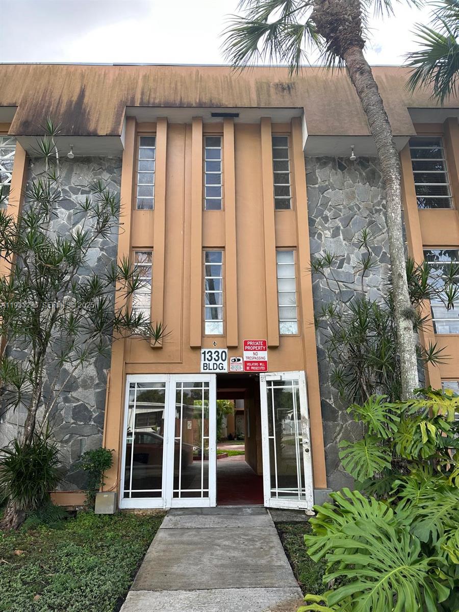 1330 W 54th St #108C