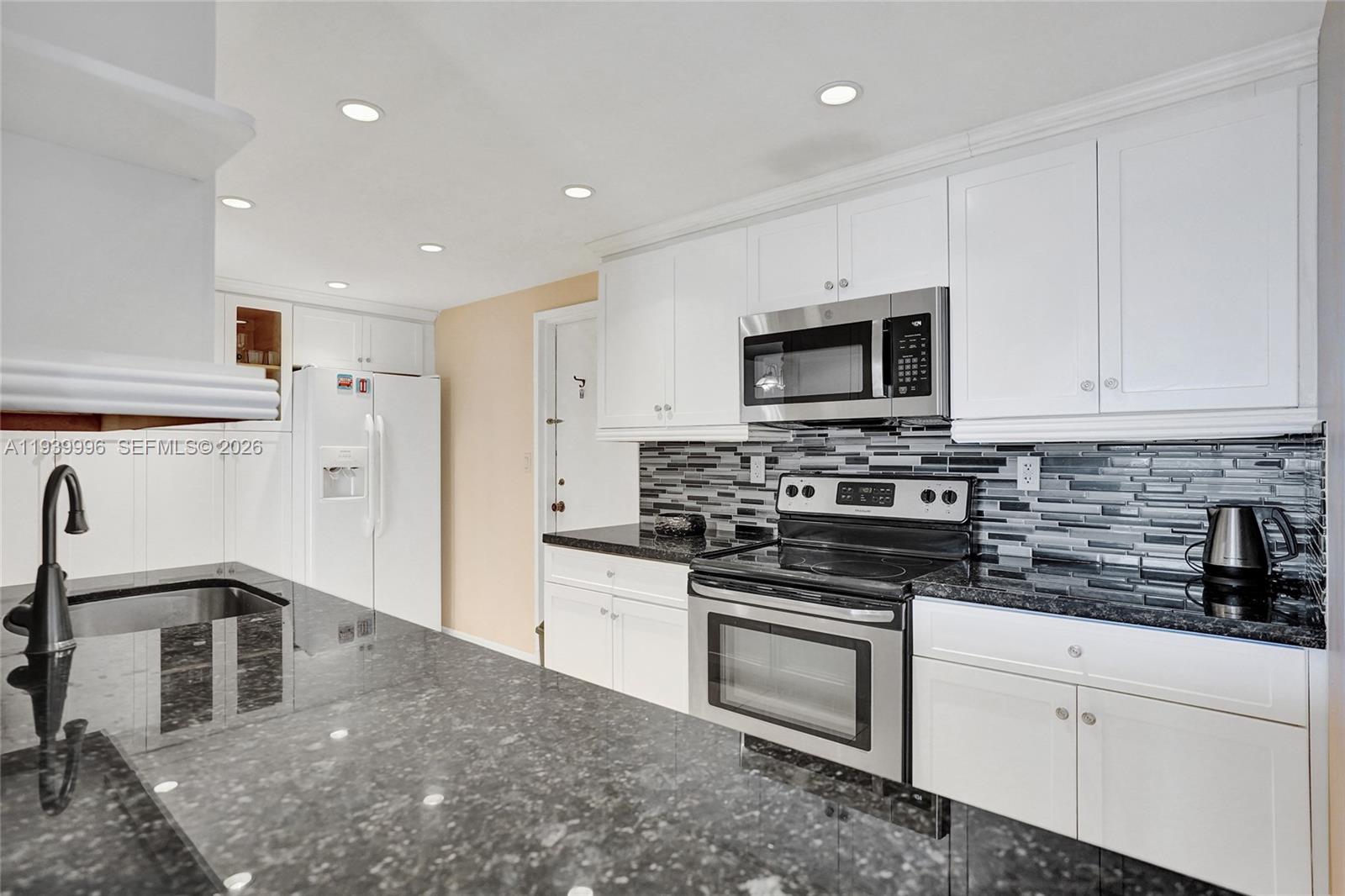 1833 S Ocean Dr #906