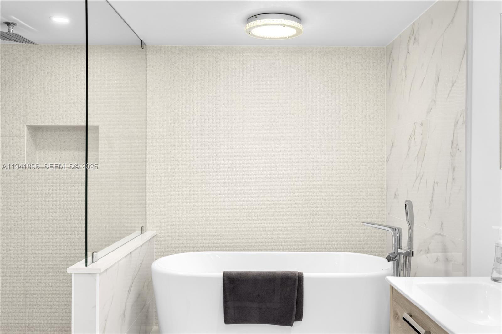 image The Waves Condominium25