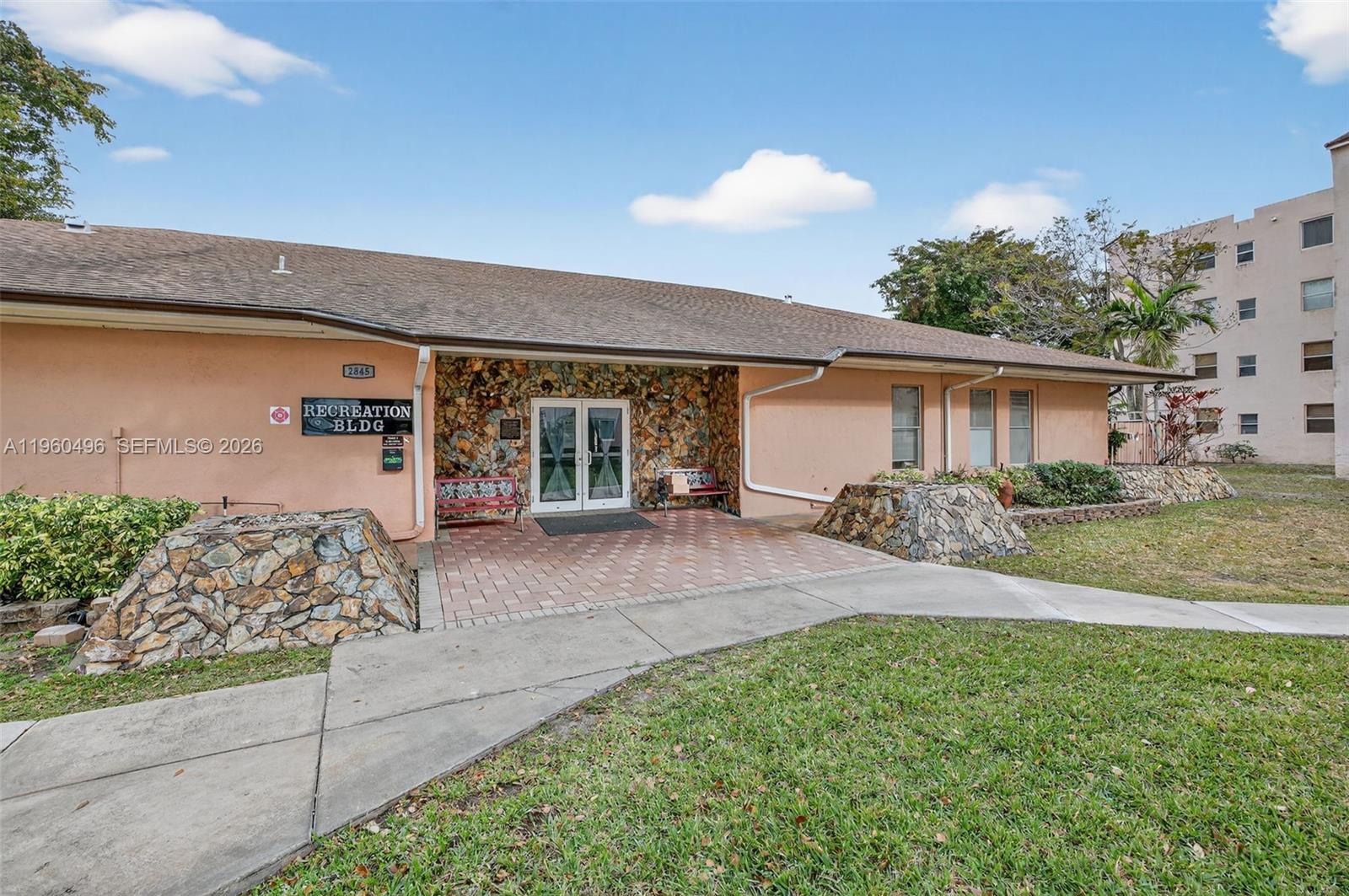 2801 Somerset Dr #205 Lauderdale Lakes, FL 33311