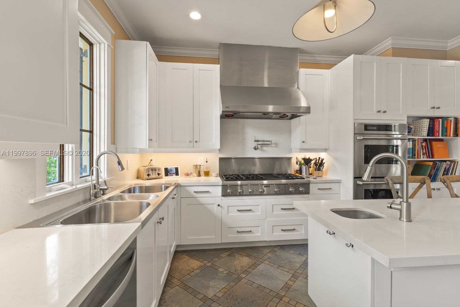 685 Harbor Ln Key Biscayne, FL 33149