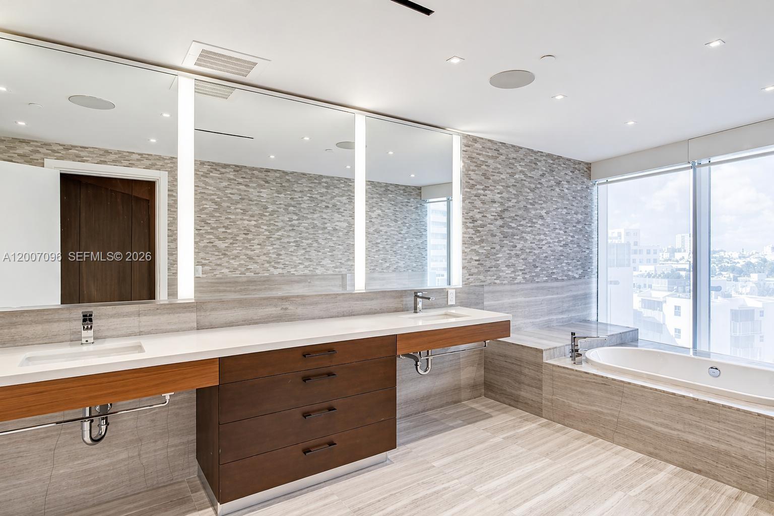 1 Collins Ave #606 Miami Beach, FL 33139