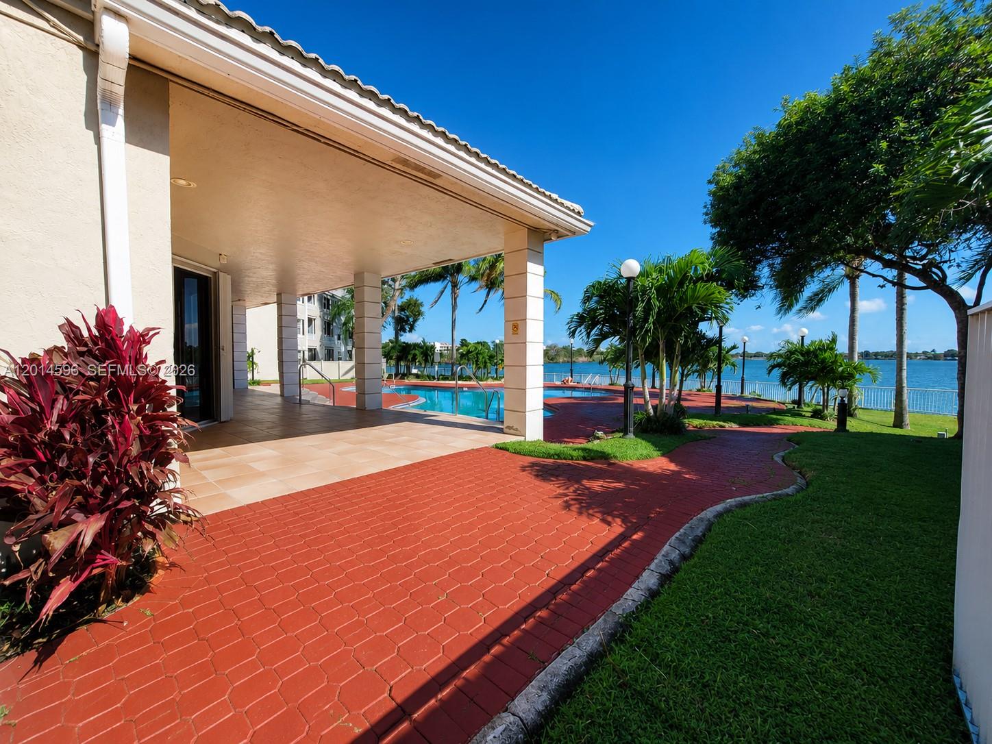 2890 N Oakland Frst Dr #203 Oakland Park, FL 33309