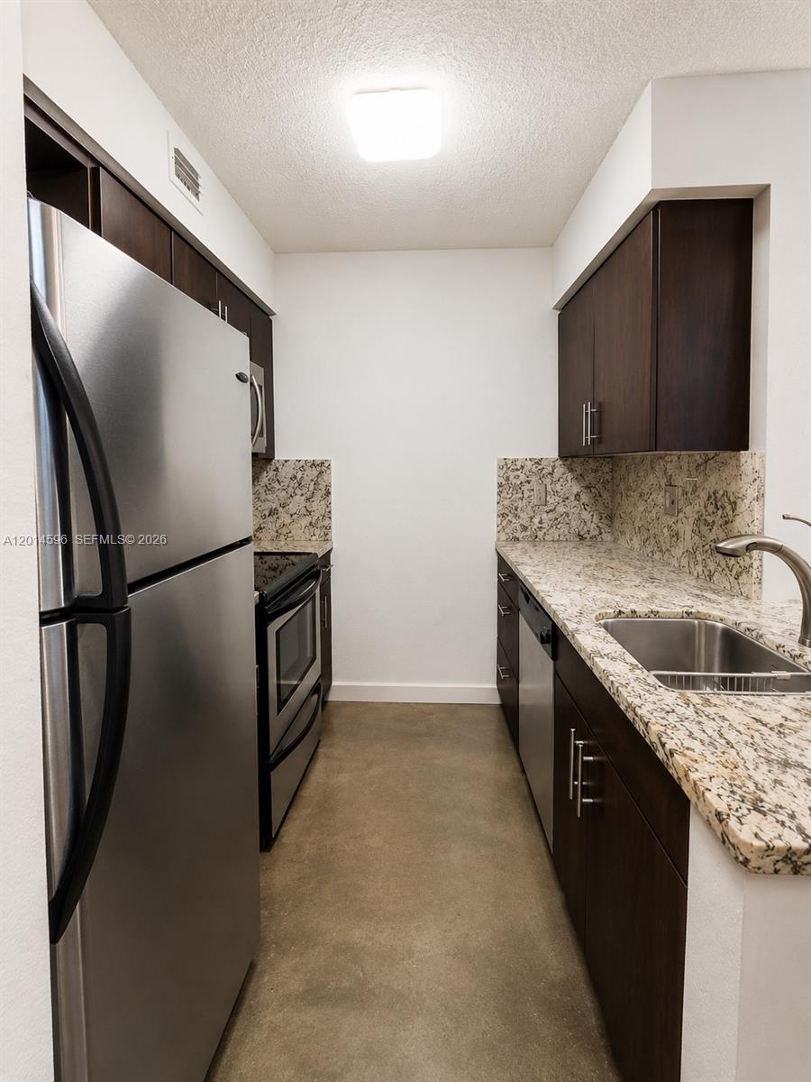 2890 N Oakland Frst Dr #203 Oakland Park, FL 33309