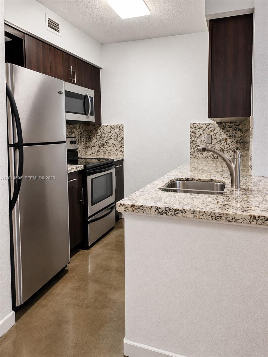 2890 N Oakland Frst Dr #203 Oakland Park, FL 33309