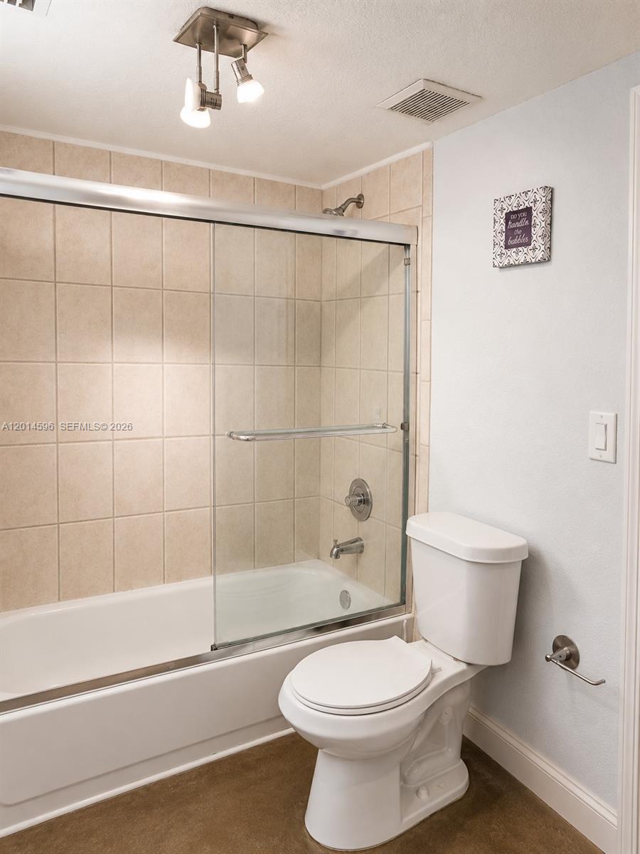2890 N Oakland Frst Dr #203 Oakland Park, FL 33309