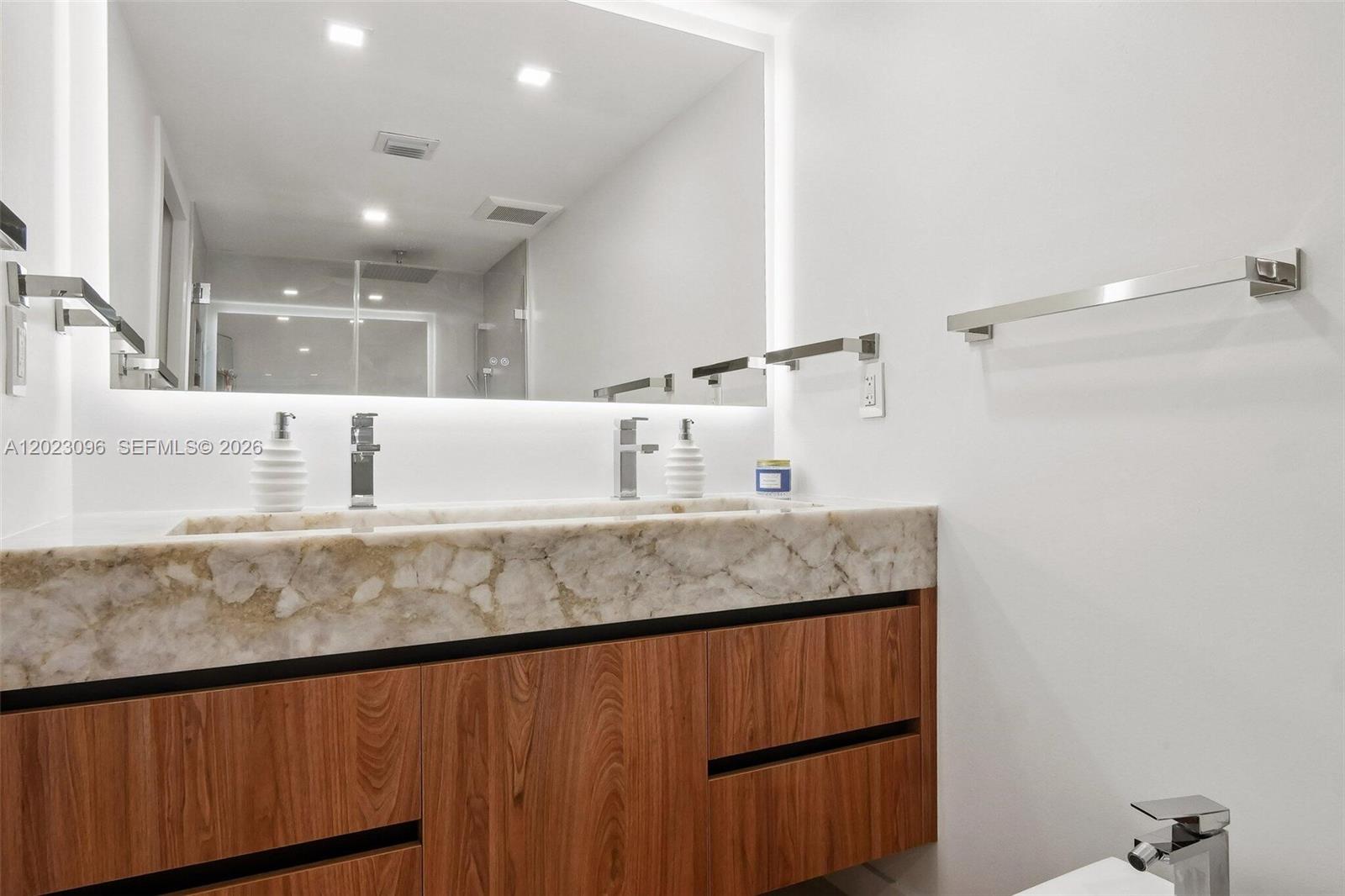 425 Grapetree Dr #211 Key Biscayne, FL 33149