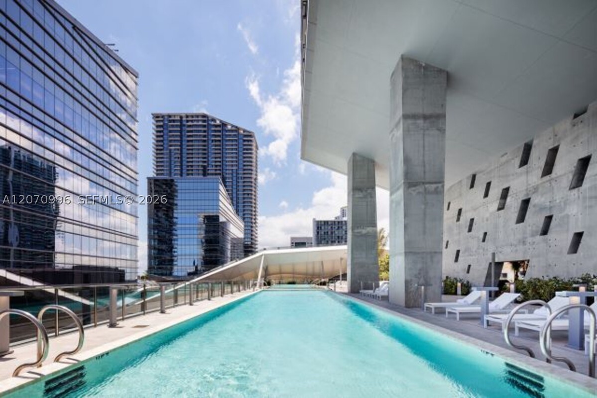 68 SE 6th St #1702 Miami, FL 33131