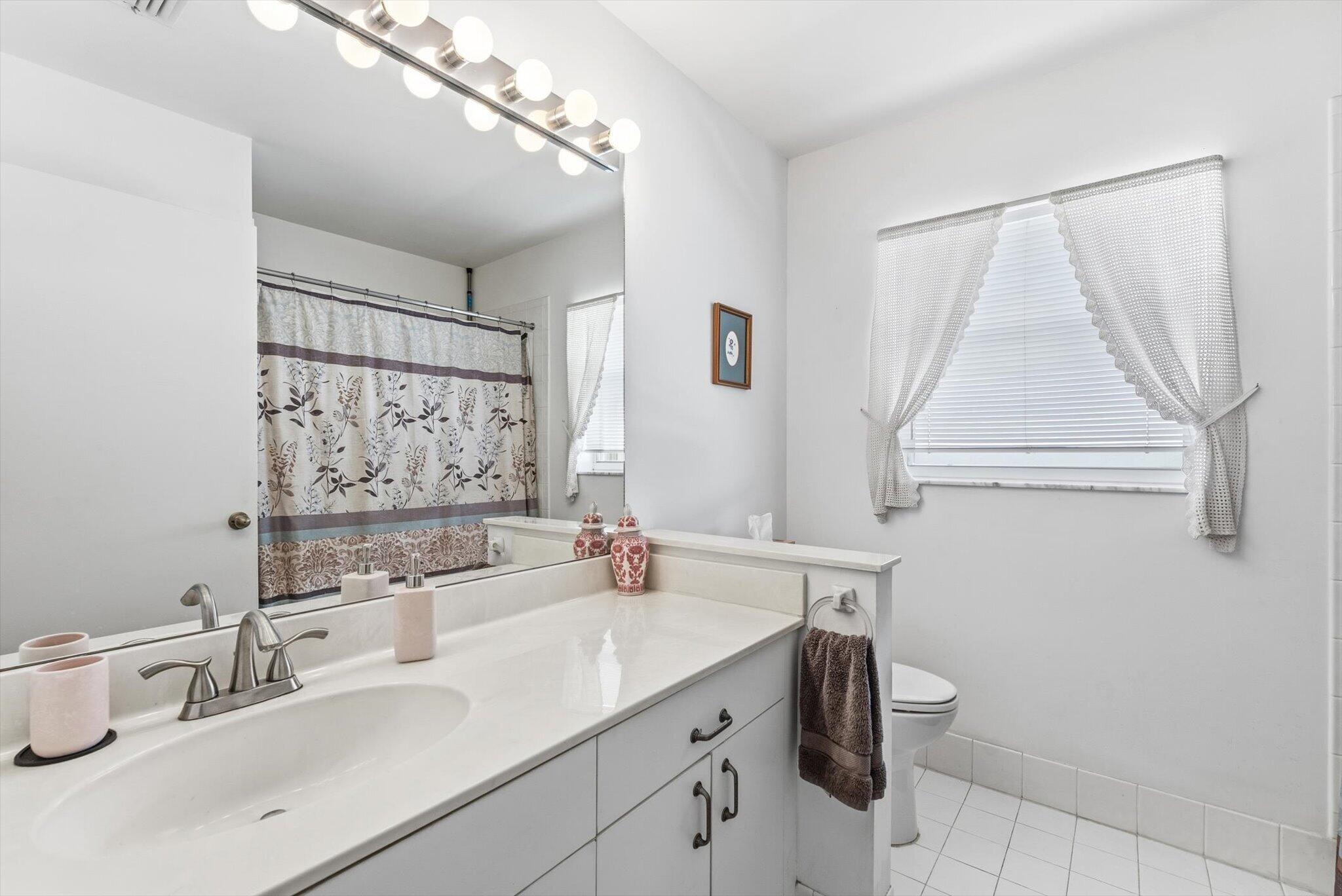 1352 E Fairfax Cir Boynton Beach, FL 33436