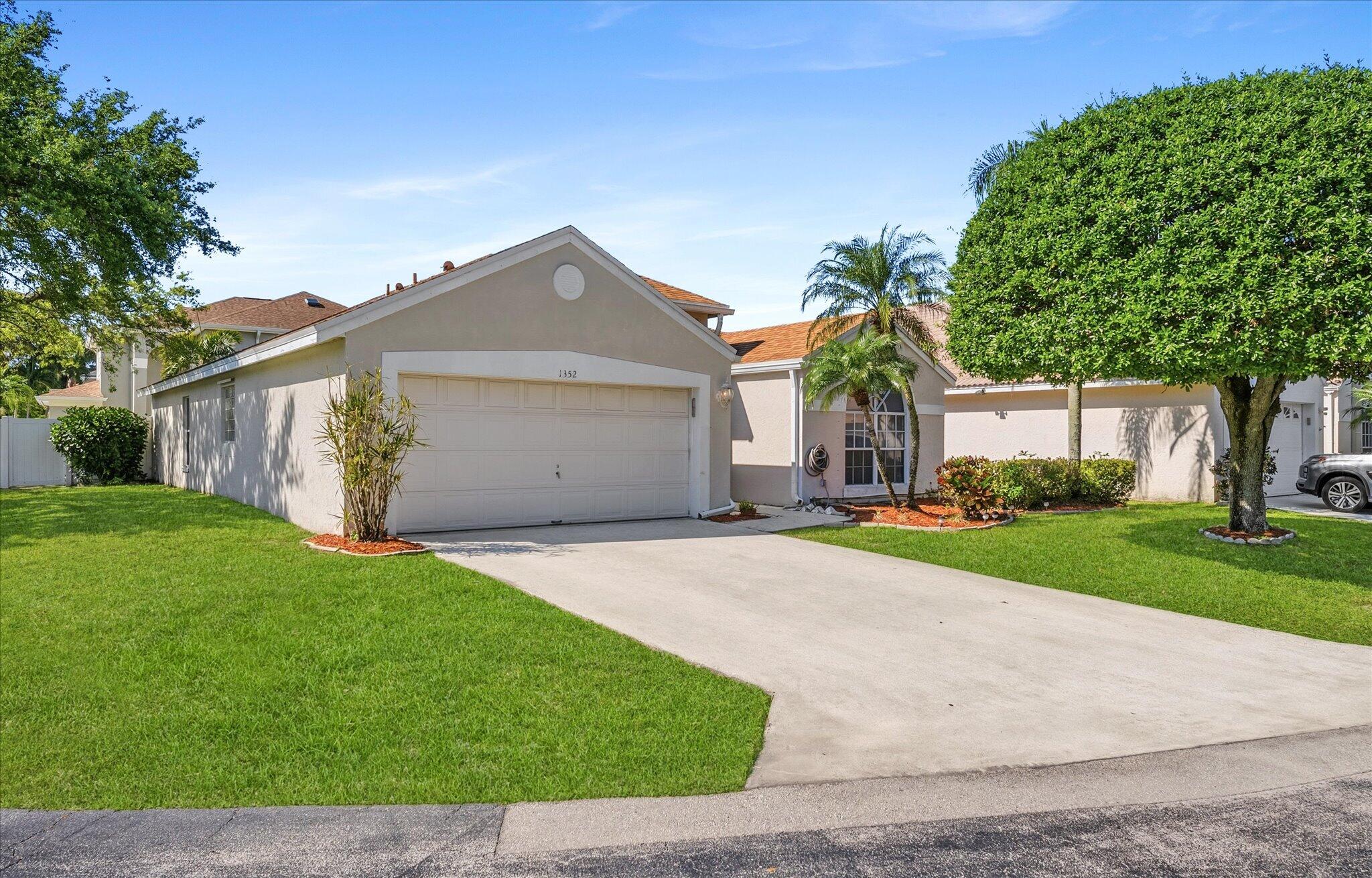 1352 E Fairfax Cir Boynton Beach, FL 33436
