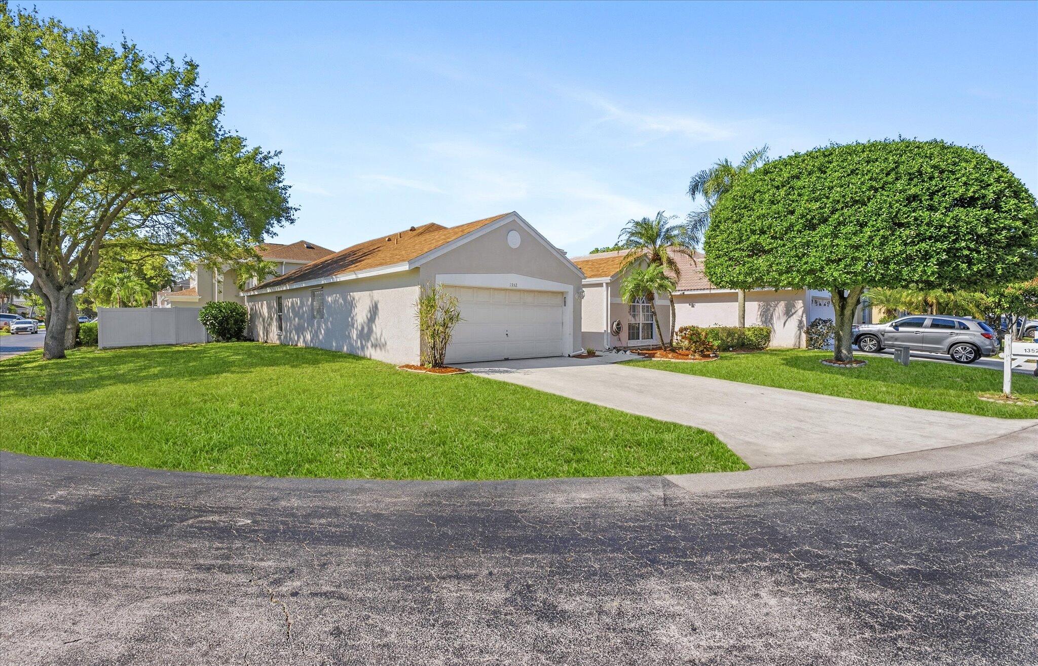 1352 E Fairfax Cir Boynton Beach, FL 33436