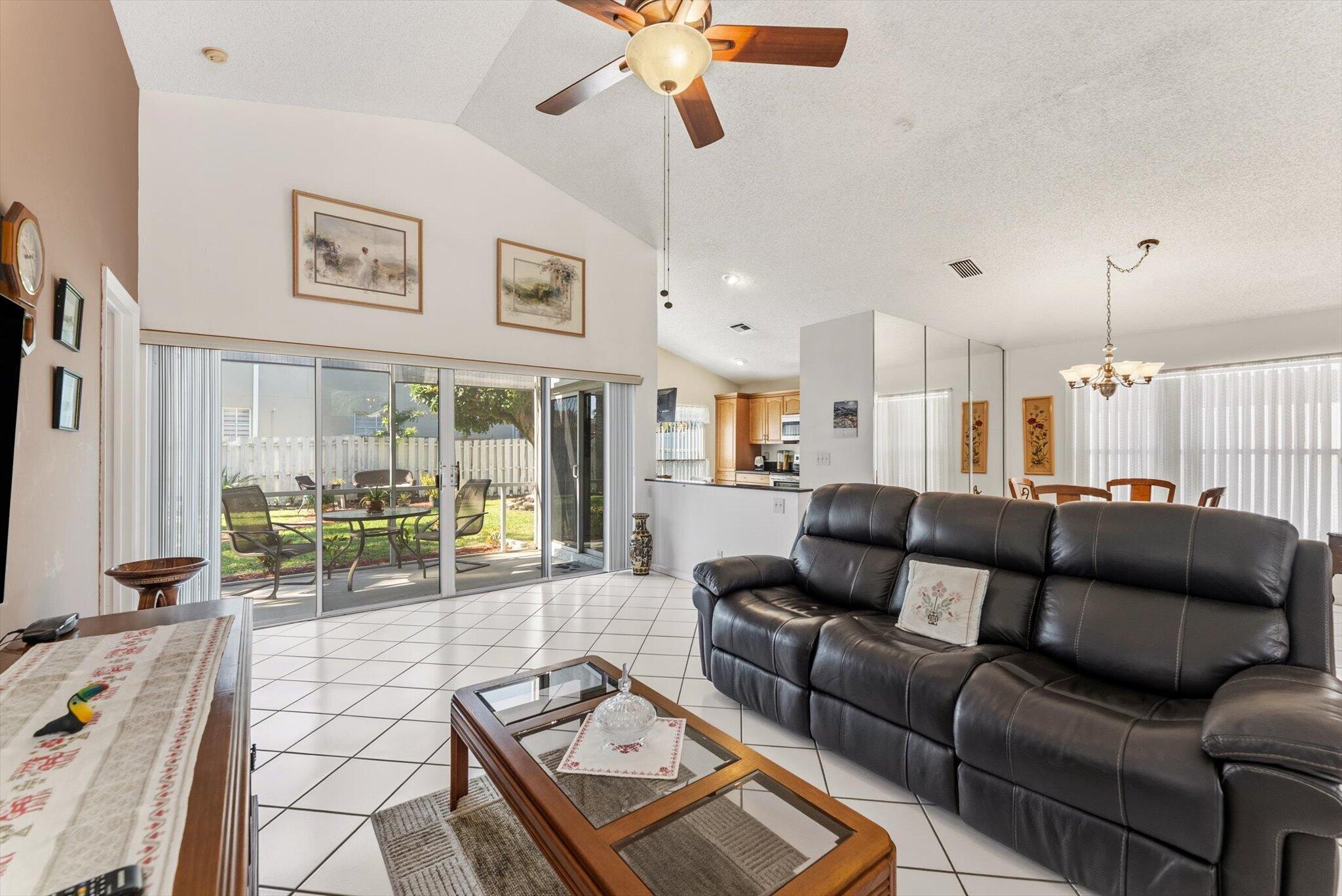 1352 E Fairfax Cir Boynton Beach, FL 33436