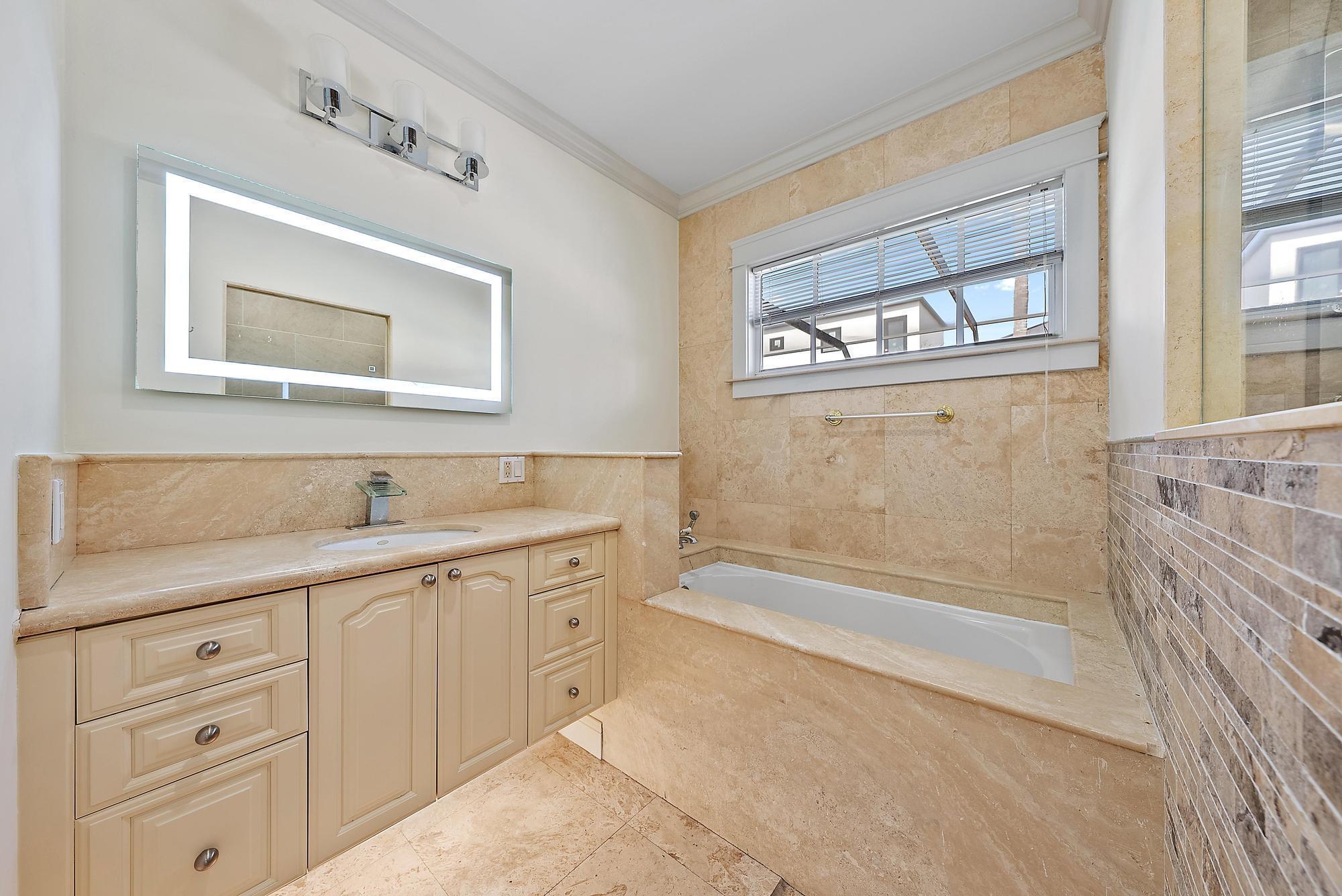 228 9th West Palm Beach, FL 33401