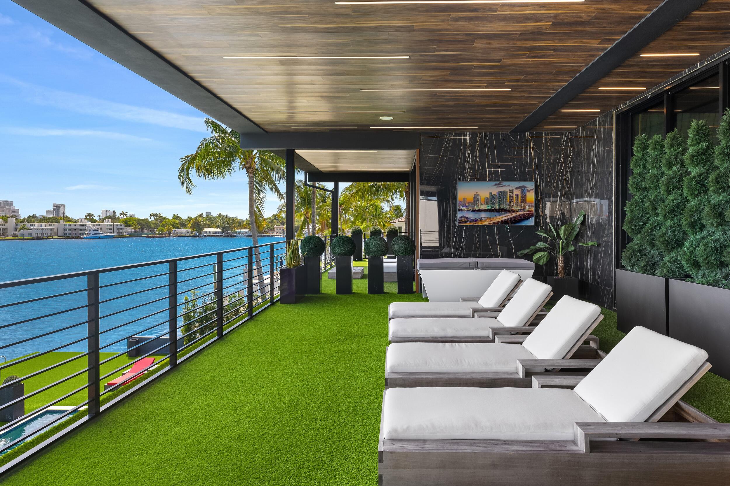 733 Middle Riv Fort Lauderdale, FL 33304