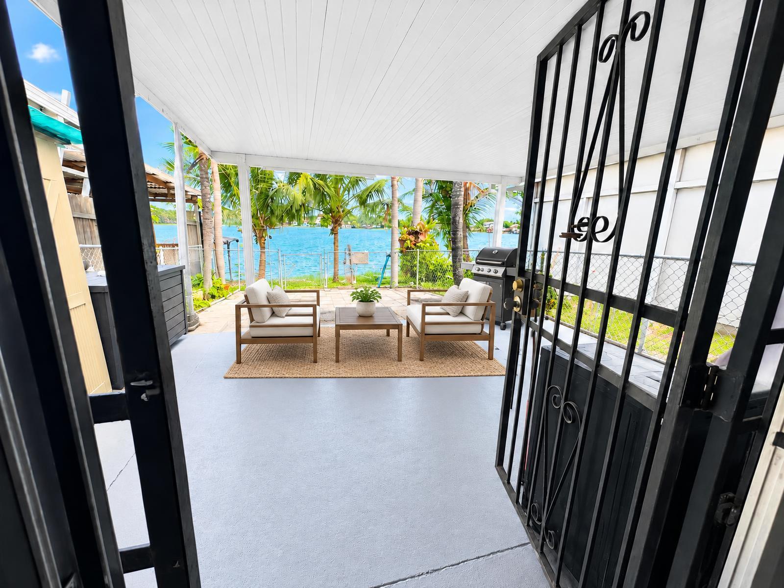1865 W 68th Hialeah, FL 33014