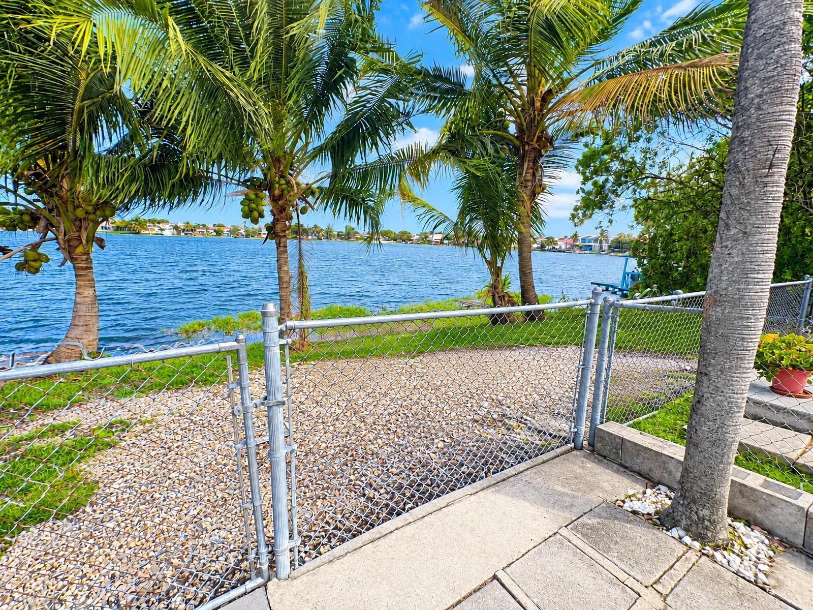 1865 W 68th Hialeah, FL 33014