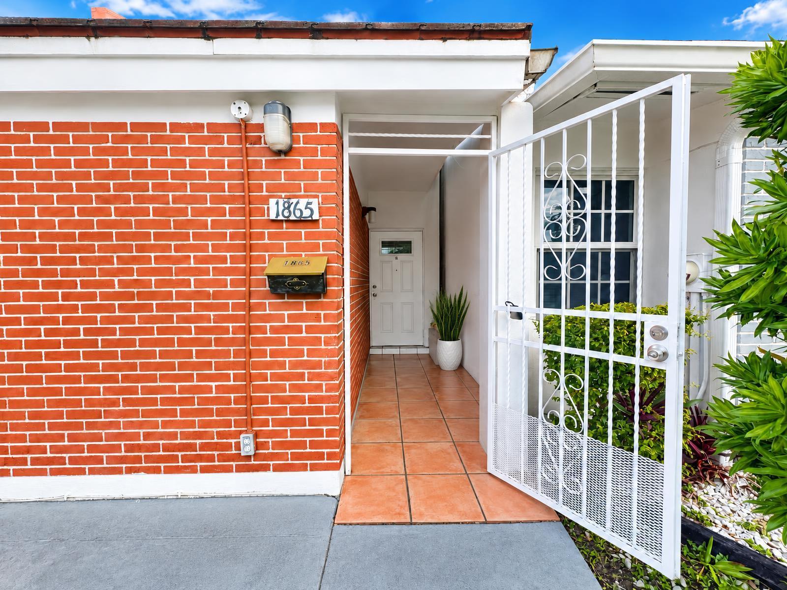 1865 W 68th Hialeah, FL 33014