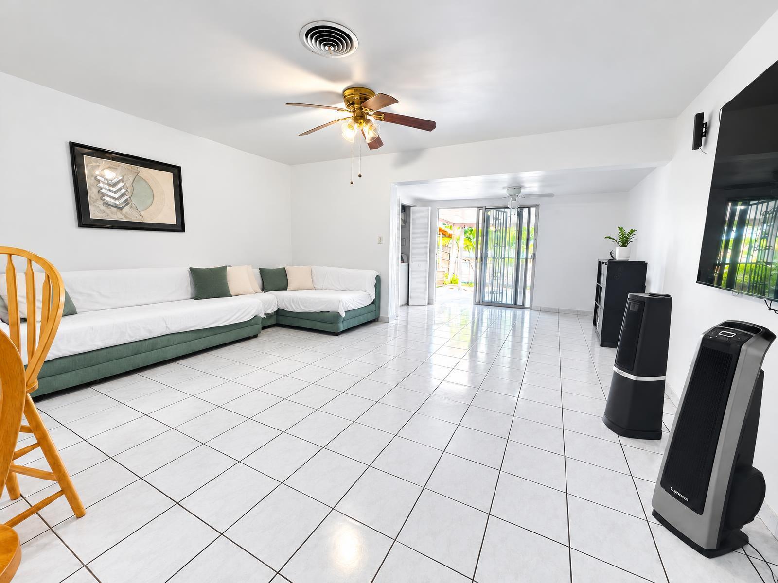 1865 W 68th Hialeah, FL 33014