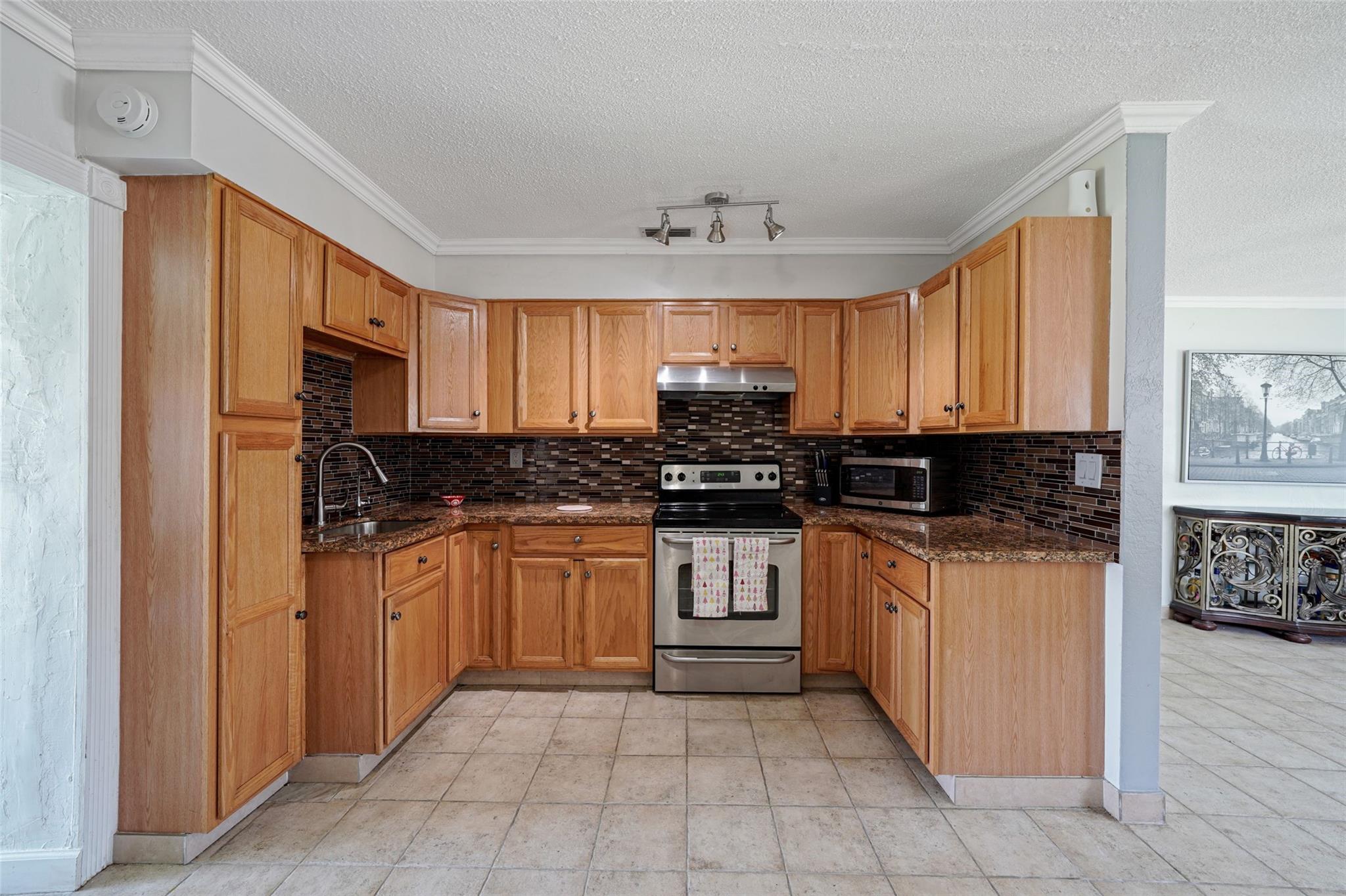 8421 NW 59th Pl,Tamarac, FL 33321