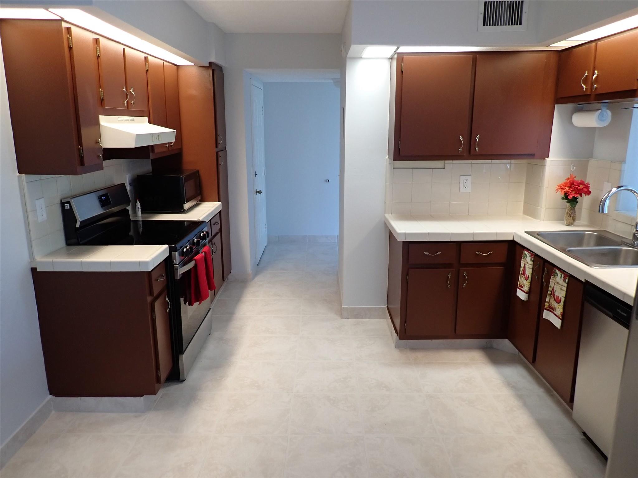 106 Lake Emerald Dr #401