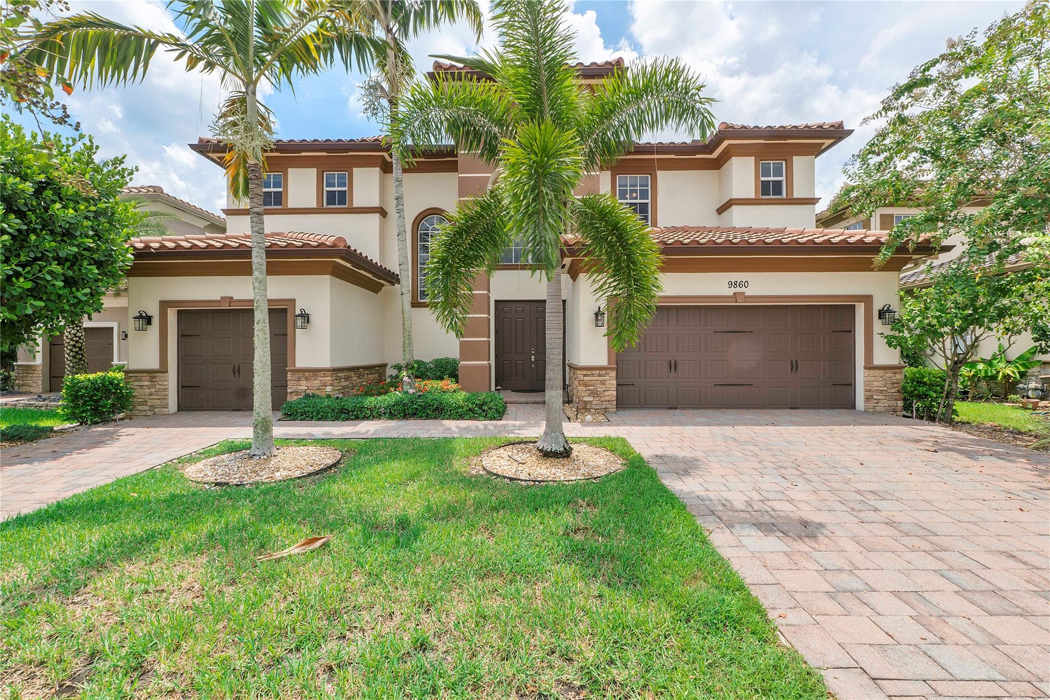 9860 Lakeview Ln