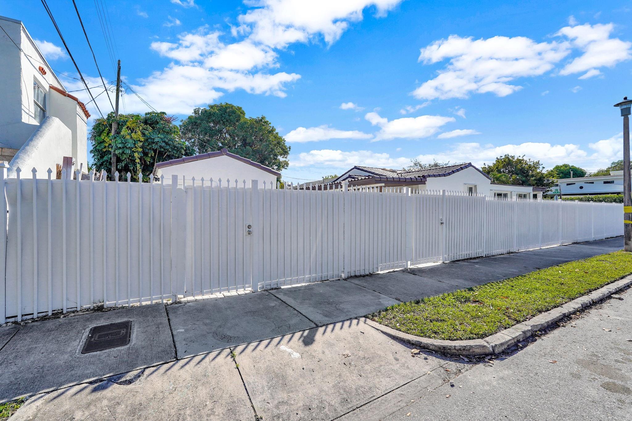 2291 SW 17th St Miami, FL 33145