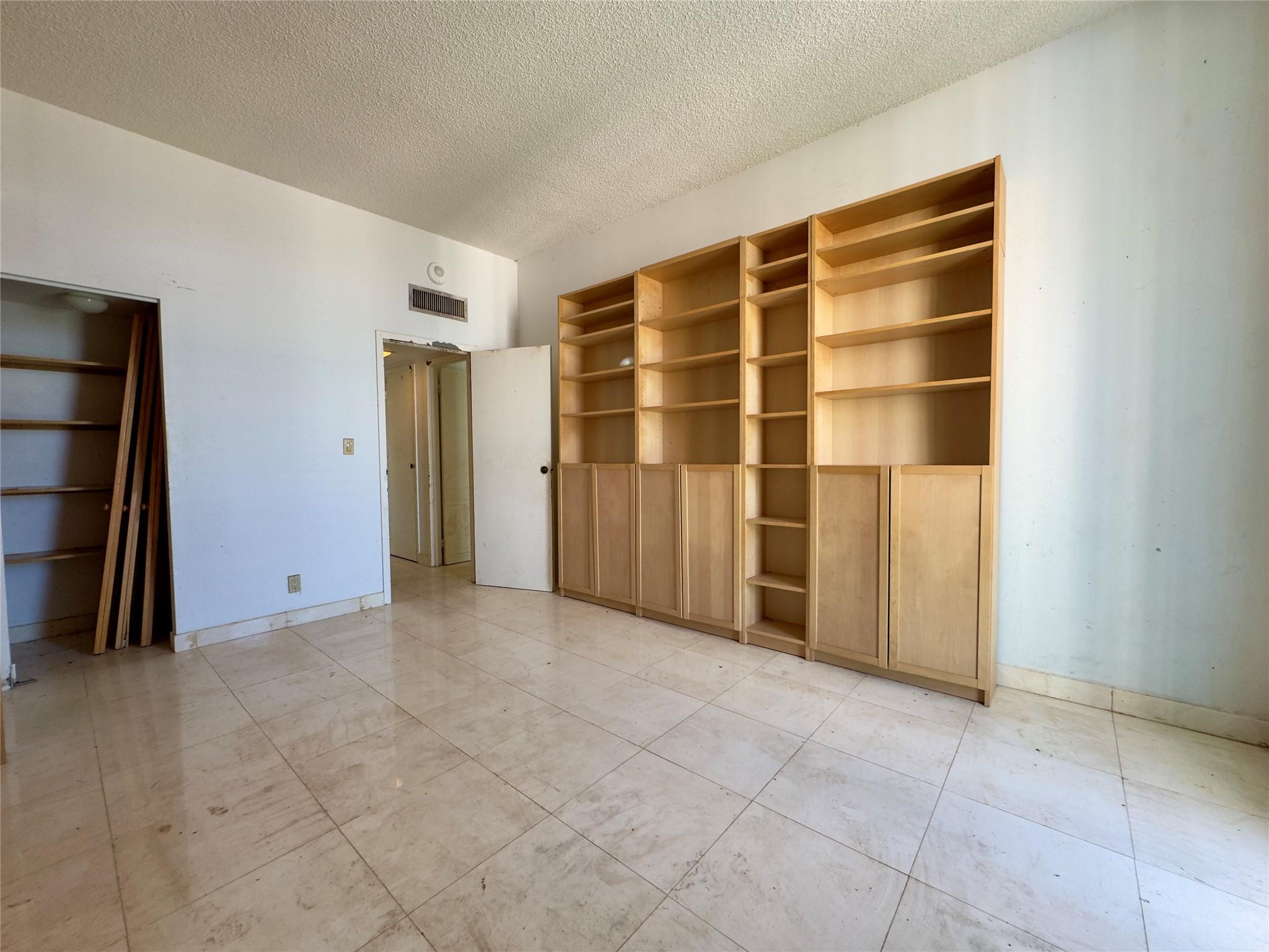 100 Bayview Dr #PH28 Sunny Isles Beach, FL 33160