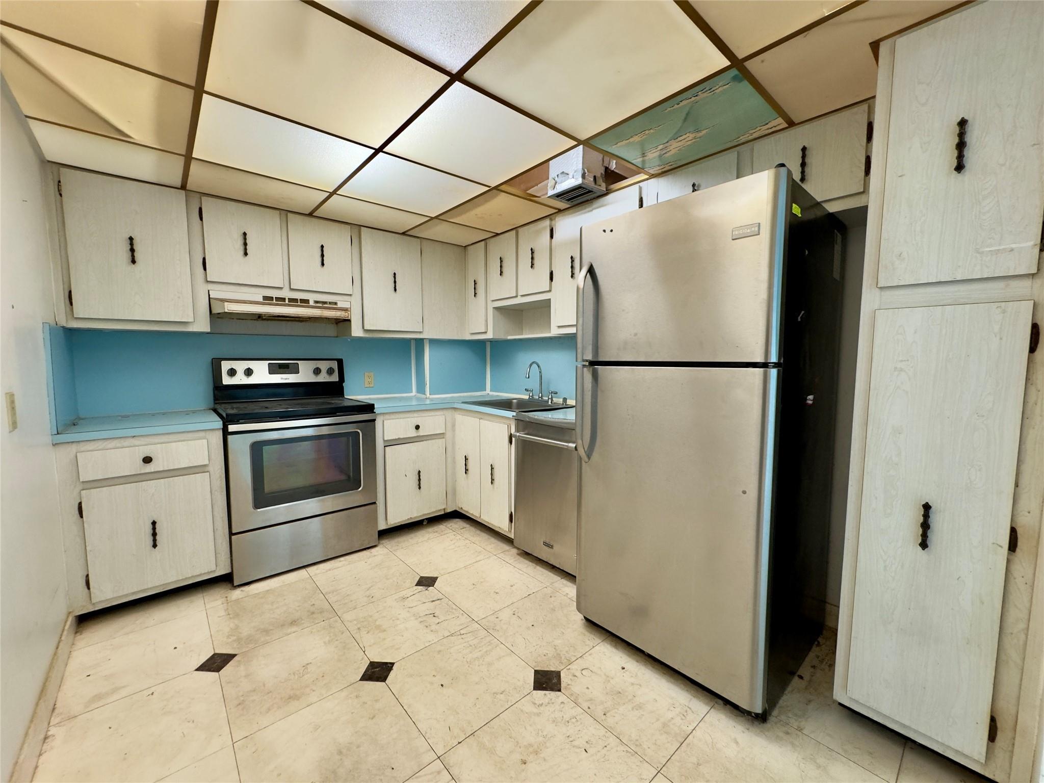 100 Bayview Dr #PH28 Sunny Isles Beach, FL 33160