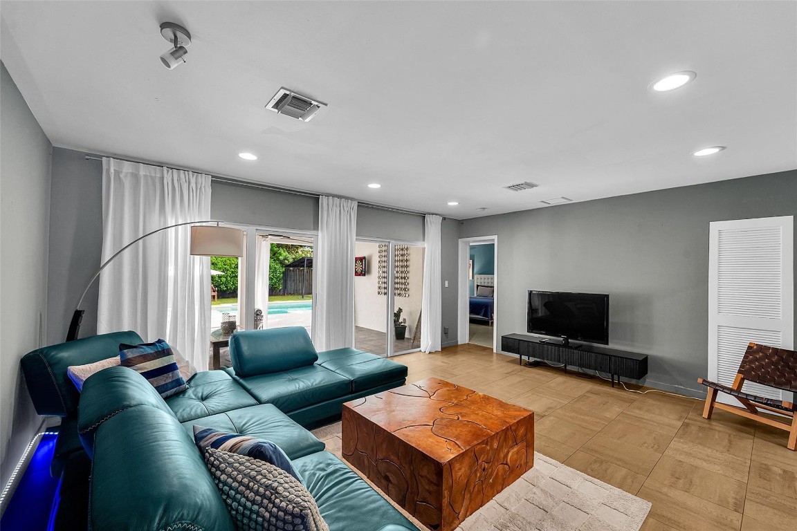 1224 NE 12th Fort Lauderdale, FL 33304