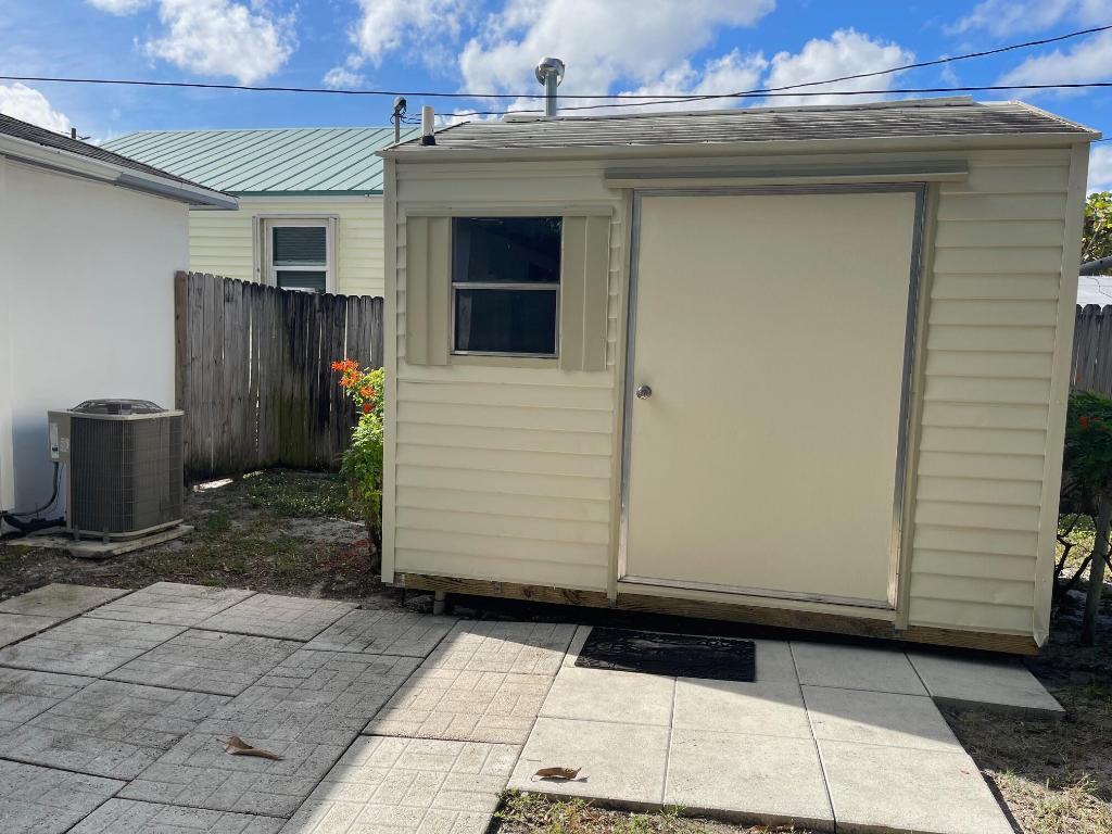 526 Worthmore Dr Lake Worth Beach, FL 33460