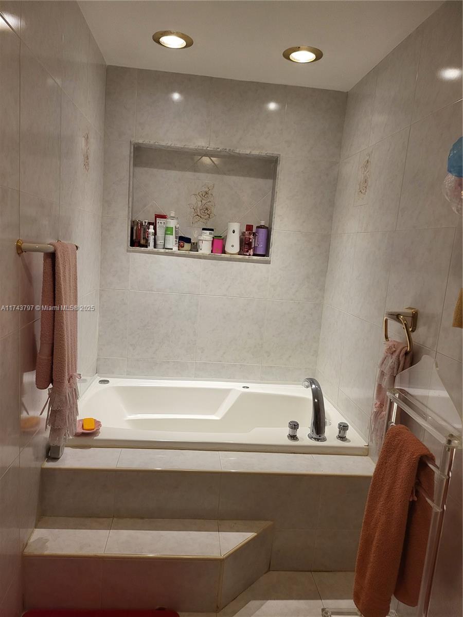 6771 NW 199th Ter Hialeah, FL 33015