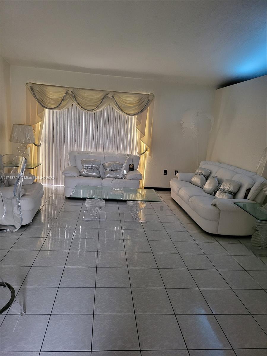 6771 NW 199th Ter Hialeah, FL 33015