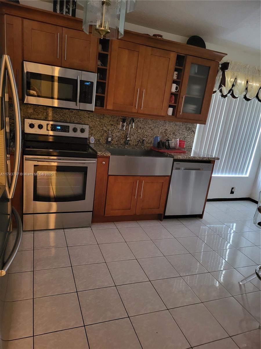 6771 NW 199th Ter Hialeah, FL 33015