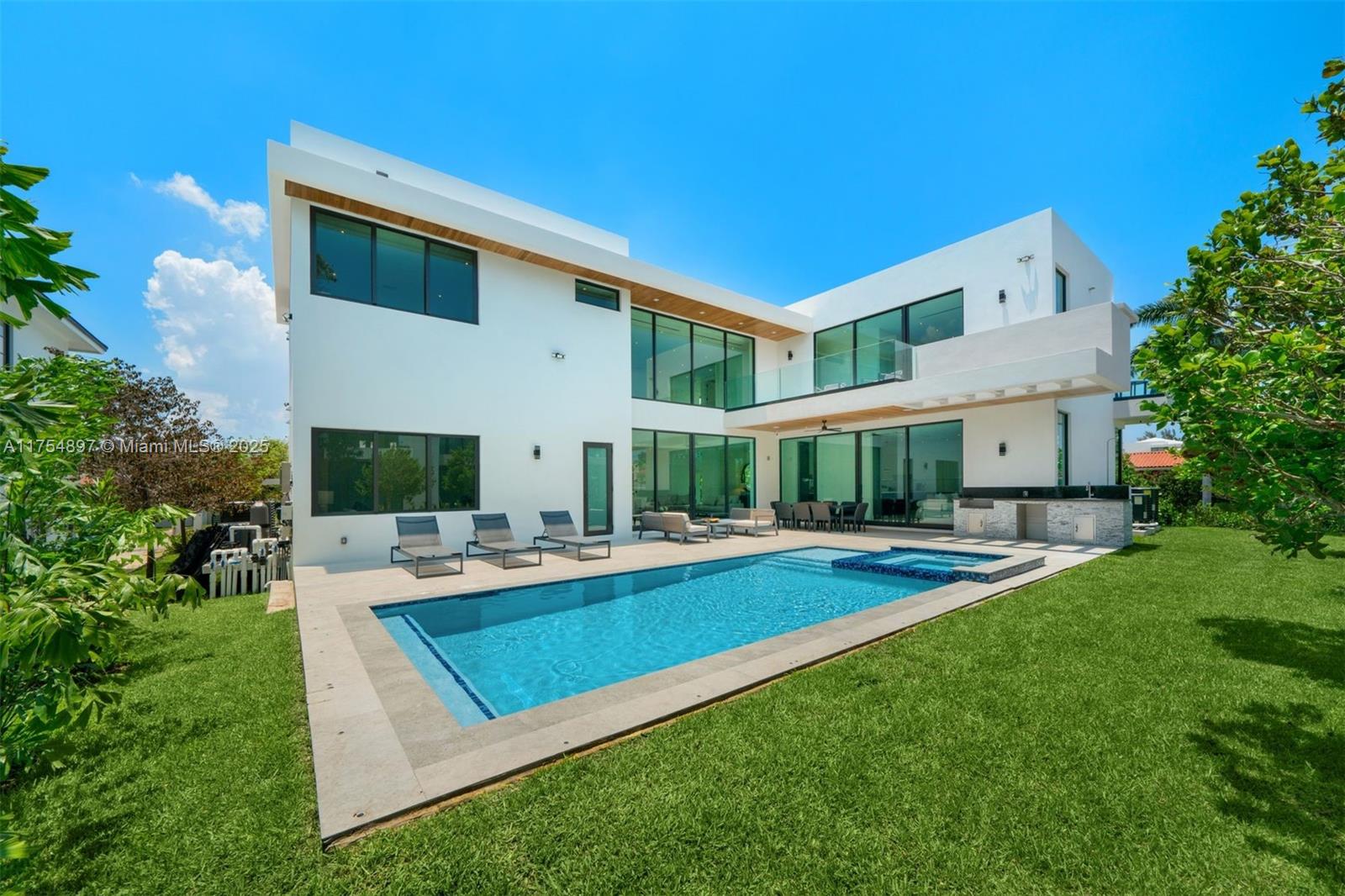 4425 Adams Ave Miami Beach, FL 33140