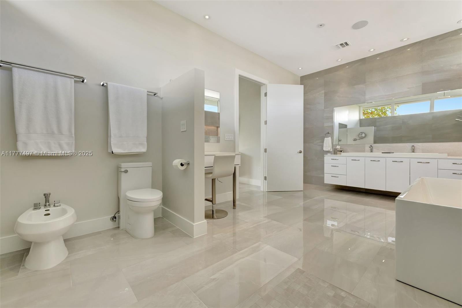 907 Diplomat Pkwy Hallandale Beach, FL 33009 907 Diplomat Pkwy Hallandale Beach, FL 33009