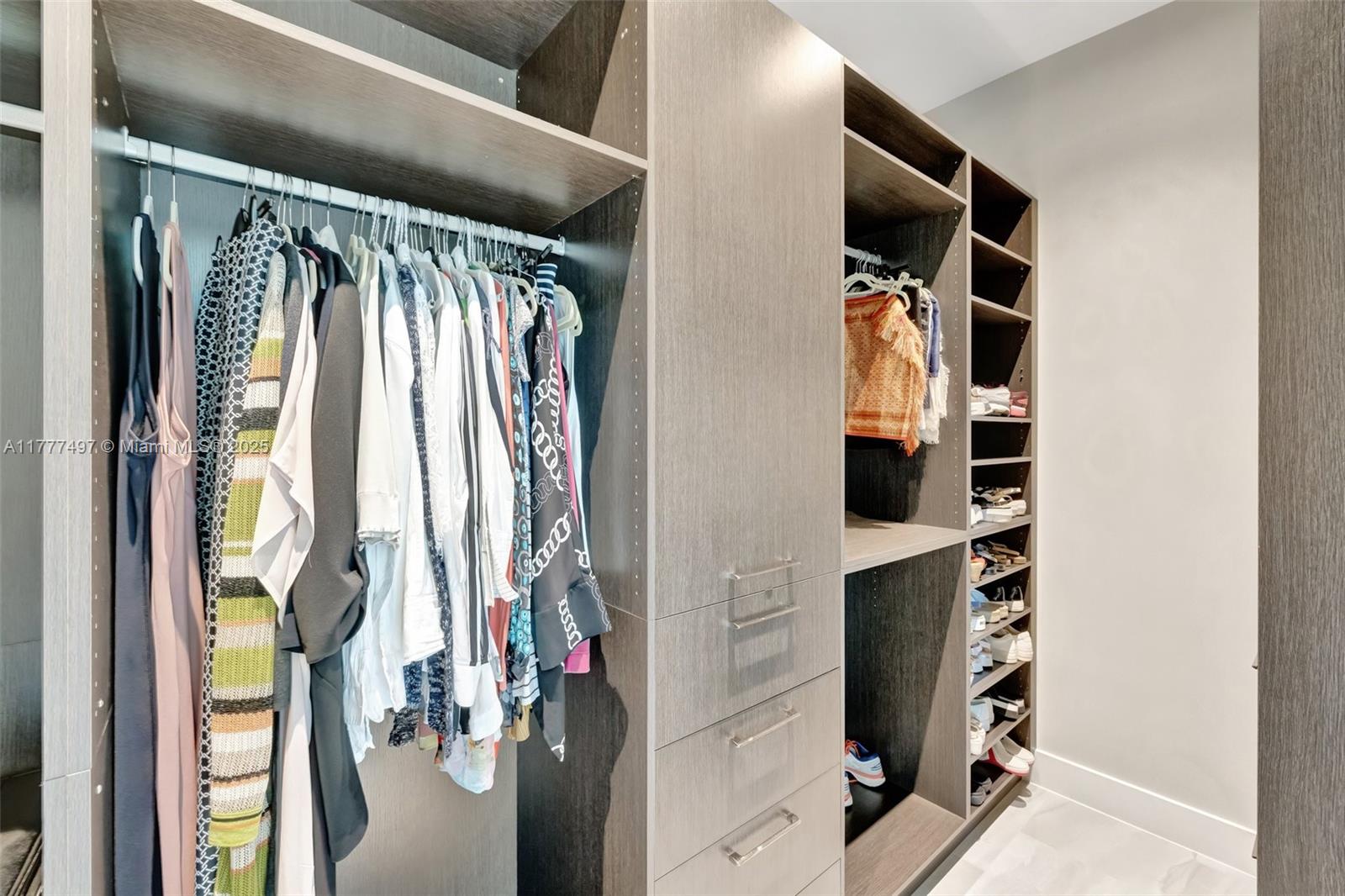 907 Diplomat Pkwy Hallandale Beach, FL 33009 907 Diplomat Pkwy Hallandale Beach, FL 33009