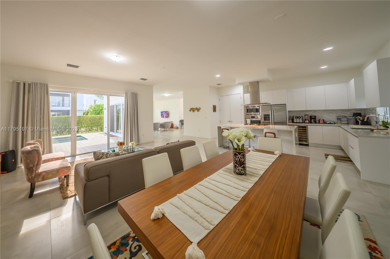 10126 NW 76th Ter Doral, FL 33178