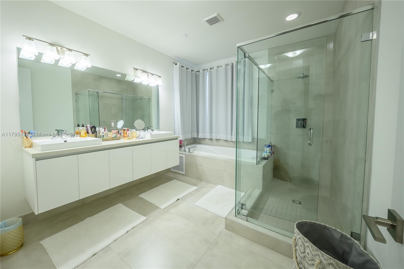 10126 NW 76th Ter Doral, FL 33178