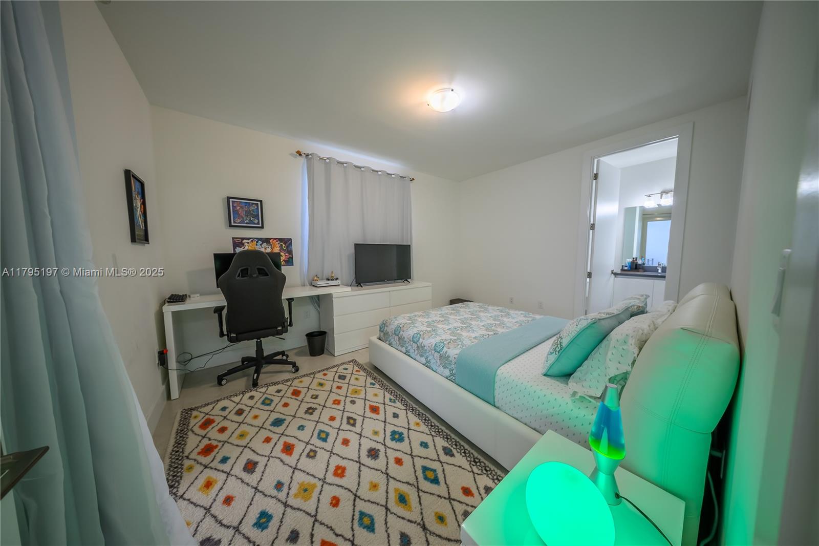 10126 NW 76th Ter Doral, FL 33178