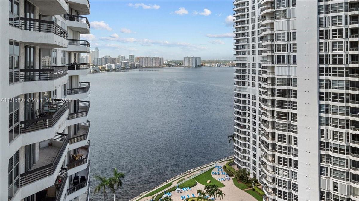 19195 NE 36th Ct #2004 Aventura, FL 33180