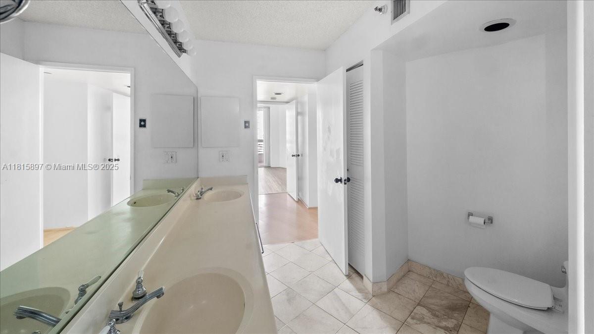 19195 NE 36th Ct #2004 Aventura, FL 33180