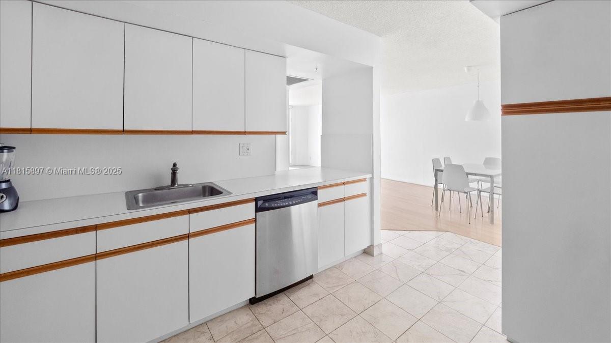 19195 NE 36th Ct #2004 Aventura, FL 33180