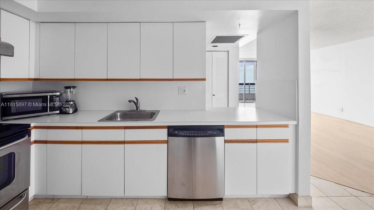 19195 NE 36th Ct #2004 Aventura, FL 33180