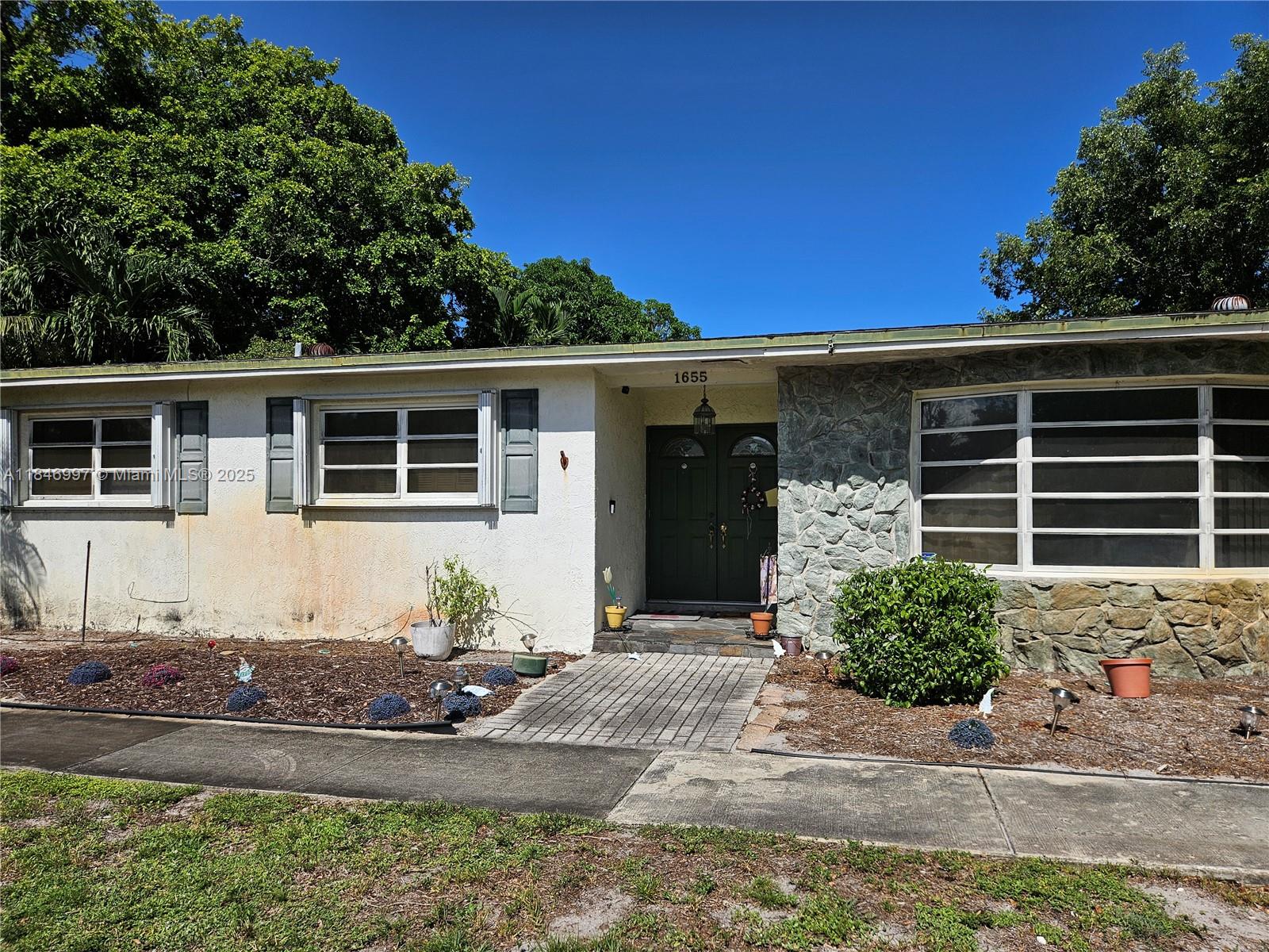 1655 N 50th Ave