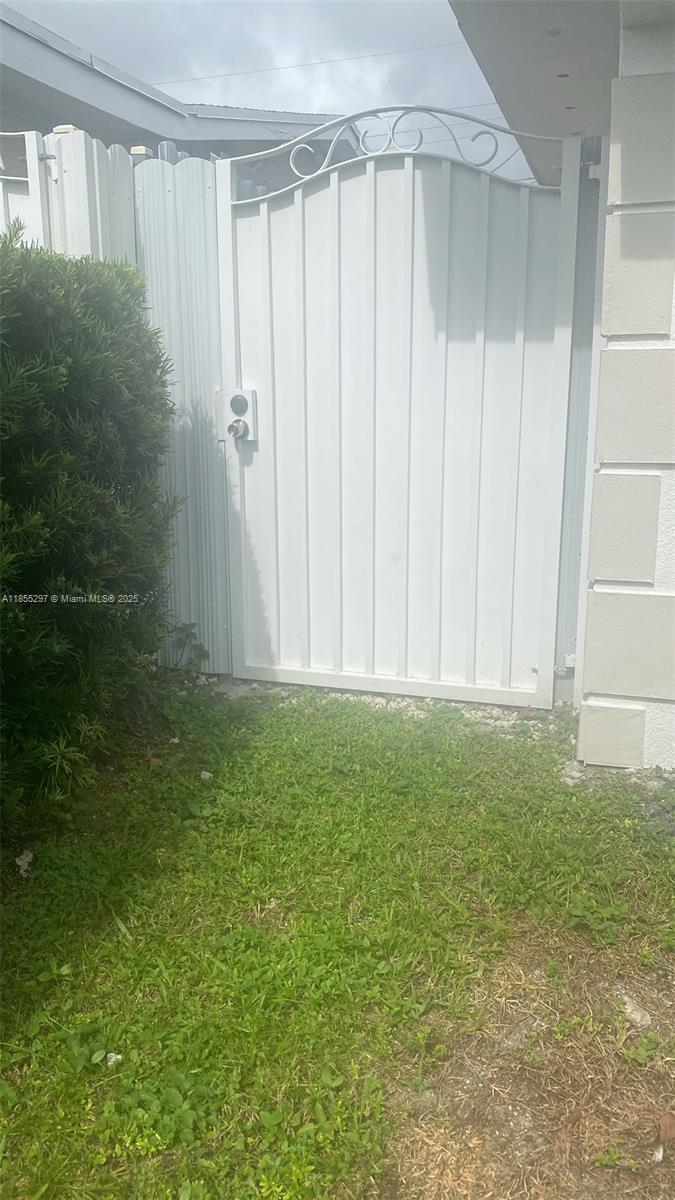 6725 Ixora Dr #1