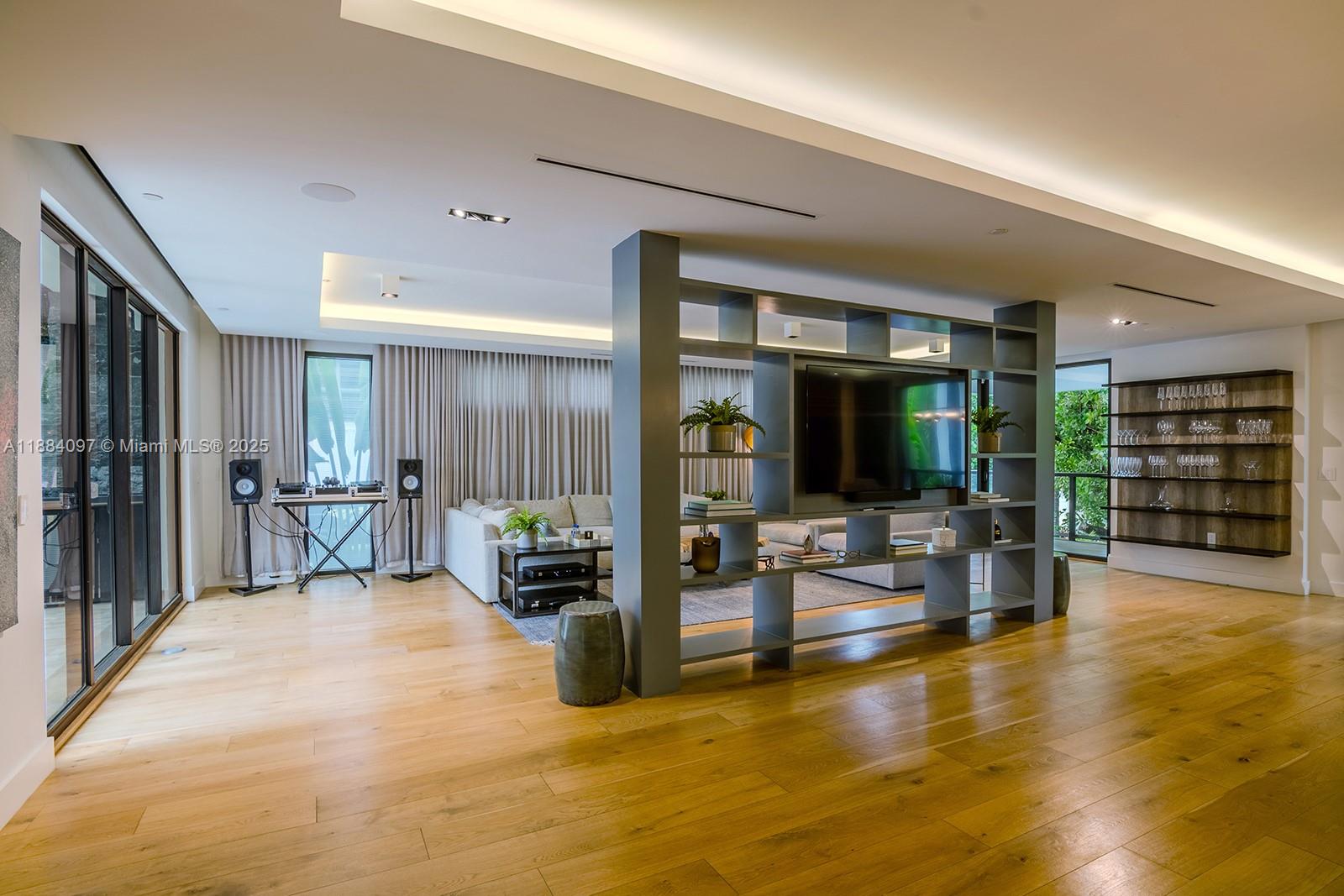 350 Meridian Ave #PH Miami Beach, FL 33139 350 Meridian Ave #PH Miami Beach, FL 33139