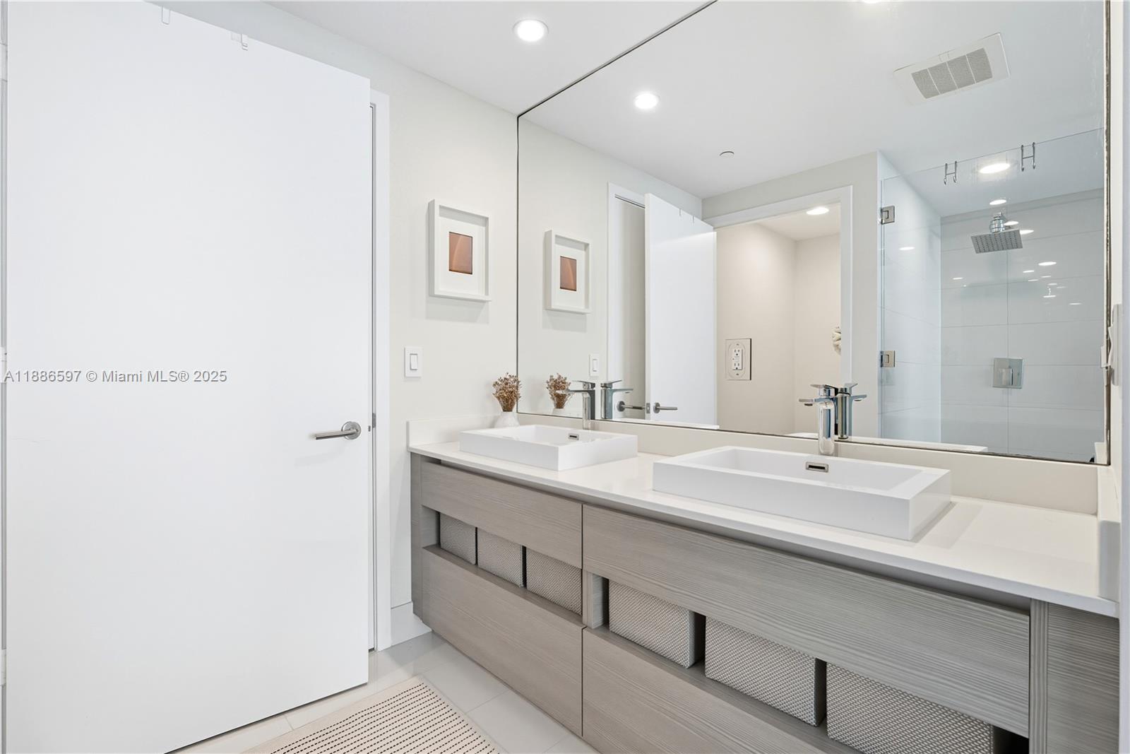 image Icon Bay Condo16