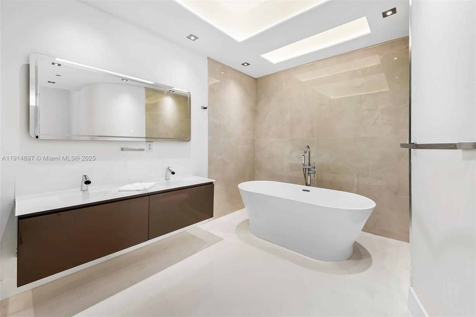 100 S Pointe Dr #2306 Miami Beach, FL 33139